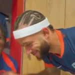 Johan Derksen krijgt de volle laag van Memphis Depay in zijn nieuwste muziekvideo