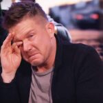 Ex van Johnny de Mol onthuld: ‘Familie de Mol boden me zwijggeld aan na mishandeling’
