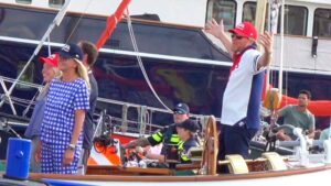 Willem-Alexander stuntelt achter het roer tijdens SAIL en zorgt voor aanvaring
