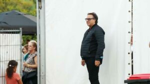 Marco Borsato verschuilt zich achter wit doek bij optreden dochter Jada
