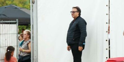 Marco Borsato verschuilt zich achter wit doek bij optreden dochter Jada