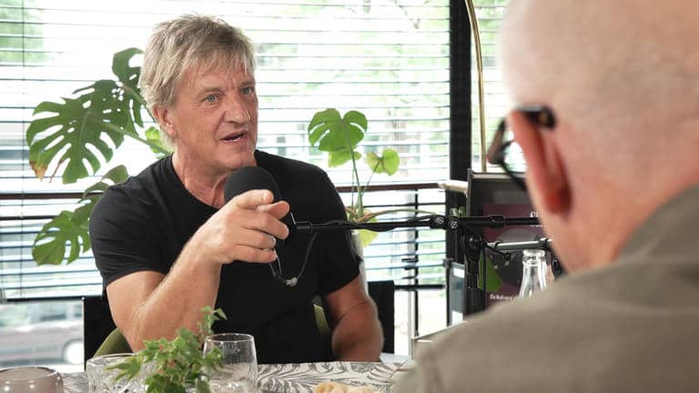 Heftig: Operatie Wim Kieft ging mis, hij kan niet meer lopen Heftig: Operatie Wim Kieft ging mis, hij kan niet meer lopen
