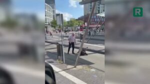 Video: Buschauffeur in Leiden slaat vervelende passagier op zijn muil