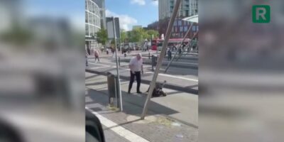 Video: Buschauffeur in Leiden slaat vervelende passagier op zijn muil