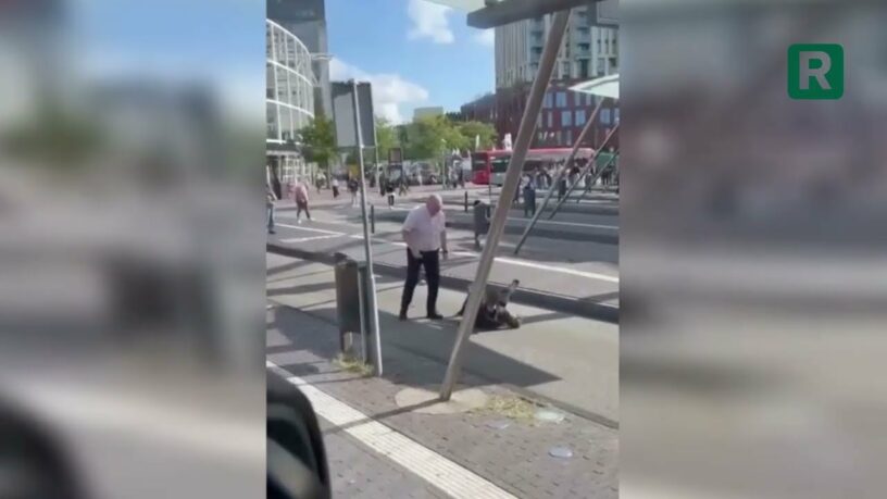 Video: Buschauffeur in Leiden slaat vervelende passagier op zijn muil Video: Buschauffeur in Leiden slaat vervelende passagier op zijn muil