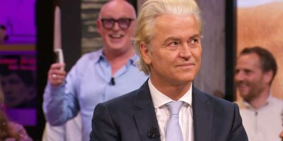 Paniek bij de bewaking: René van der Gijp loopt met mes op Geert Wilders af Paniek bij de bewaking: René van der Gijp loopt met mes op Geert Wilders af