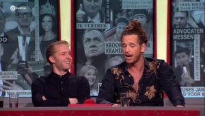 Publiek woest: Cabaretier laat vrouw in rolstoel verwijderen vanwege haar hond