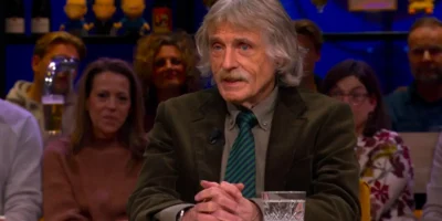 VI-kijkers in shock: vreemde dame achter Johan Derksen trekt álle aandacht weg