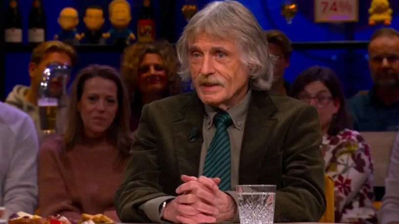 VI-kijkers in shock: vreemde dame achter Johan Derksen trekt álle aandacht weg