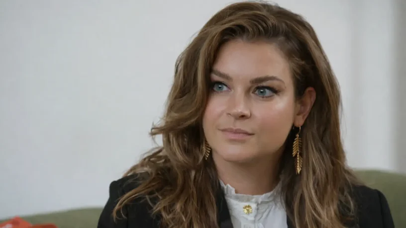 Miljuschka Witzenhausen laat zich naakt in paarse smurrie dompelen om wanhopig relevant te blijven