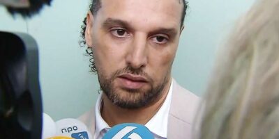 Ali B op zijn sokken naar de rechtbank, speelt de vermoorde onschuld