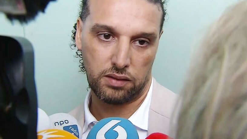 Ali B op zijn sokken naar de rechtbank, speelt de vermoorde onschuld