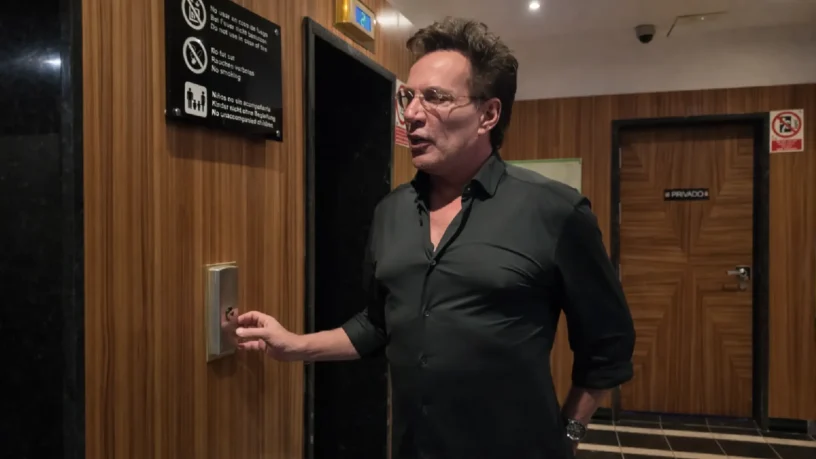 Kijkers kotsen Gerard Joling massaal uit na stuitend gedrag tegen weerloze ouderen op Gran Canaria