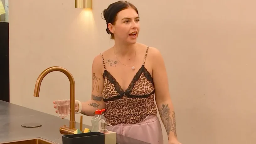 Zwaar vernederde Robert zint op wraak in de Bondgenoten nadat Roxy openlijk fantaseert over een andere man