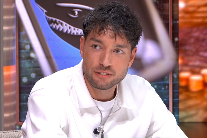 Ook buiten de loods van de Bondgenoten blijft Thomas blind achter de valse streken van Chess staan