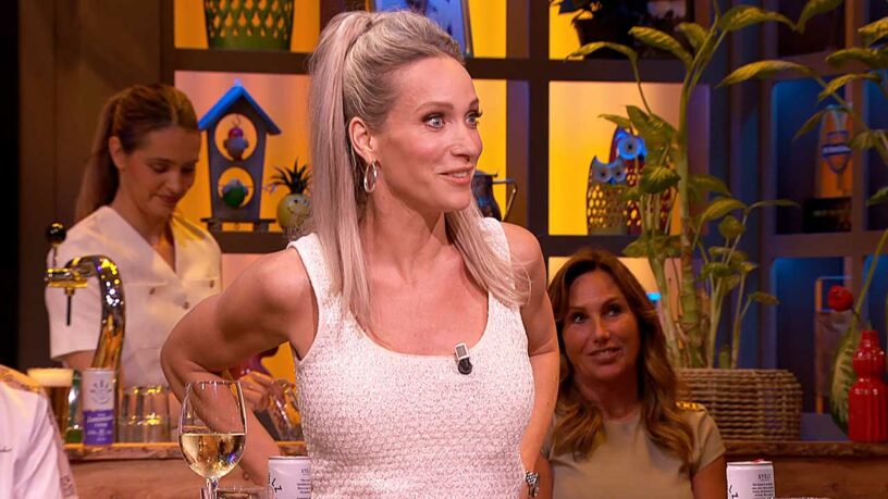 Hilariteit in De Oranjezomer om bizar verzoek van kijker over de geur van Hélène Hendriks