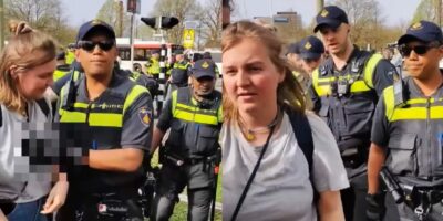 Bizarre beelden tonen hoe politieagent onverwachts de fout ingaat bij vrouwelijke klimaatactivist